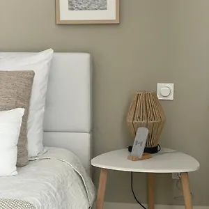 https://chez-flo.fr-provencehotel.com